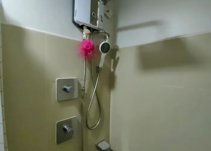 Near Airport Malls Shore 3 *